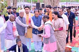 सरहुल महोत्सव में झूमा जशपुर,सीएम विष्णुदेव साय पूजा में हुए शामिल,प्रकृति  को बचाने का दिया संदेश