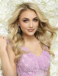 Stacy Hooper's Instagram, Twitter & Facebook