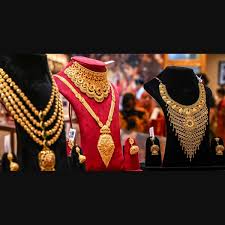 Gold Prices Plunge Amid Interest Rate Fears; International Rates Dip Below 4400