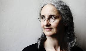 Kurvenmutti“ Christel über Tattoos, Autos und die Relegation