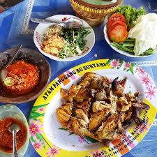 Jangan lupa tambahan sambalnya yang pedas menggigit! Ayam Panggang Gandu Bu Suryani Kuliner Magetan Yang Ngangenin