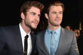 Good god i love this dog. Liam Hemsworth Entspannte Ablenkung Vom Ehe Aus Gala De