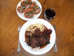 Fleisch Rinderbackchen Mit Steinpilzen Und Preiselbeeren Rezept Rezept Steinpilze Rinderbackchen Lebensmittel Essen