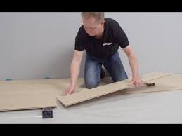 Wineo Klick Vinylboden Verlegen Verlegevideo Vinylboden Zum Klicken Designboden Youtube Vinylboden Vinylboden Verlegen Vinyl Platten