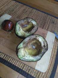 Avocados werden wegen ihrer cremigen konsistenz auch oft als butterbirne oder, wegen der beschaffenheit ihrer schale, als alligatorbirne bezeichnet. Ist Diese Avocado Schlecht Kochen Lebensmittel Nahrung