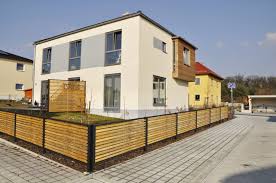 Sichtschutzzaun Holz Metall Gunstig Larche Hohe Grau Weiss Aus Holz Metall Aufstellen Angebot Design Sichtschutzzaun Sichtschutzzaun Holz Zaune Holz