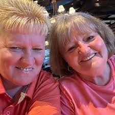 This poinsettia is so easy to make and it turns out A M A Z I N G!  🌲🌲🌲🌲🌲🌲🌲 Click here to see how easy it is 👇  https://theshabbytree.com/diy-mesh-ribbon-poinsettia-wreath/