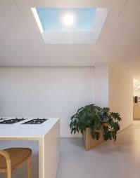 This Incredible Kitchen Has No Windows Or Natural Light Yet It S Sunny And Cheerful Using Lighting Technology That Residential Design Skylight Natural Light