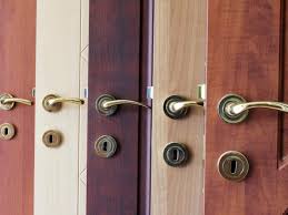 Untuk pintu yang tidak terlalu berat misalnya pintu multipleks rangka kayu cukup menggunakan 2 unit engsel untuk tiap daun pintunya, tetapi untuk pintu yang berat sebaiknya menggunakan 3 unit engsel untuk penahan gerak pintu untuk menghindarkan handle pintu dari benturan dengan dinding. Minimalis Tapi Unik Ini 7 Model Gagang Pintu Yang Harus Kamu Tahu