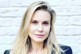 Paula Burlamaqui diz que vive crise de idade aos 52 anos: 'Rugas me causam  angústia'