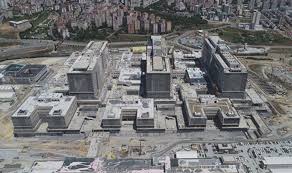 2.682 yatak kapasitesi ve 1.000.000 metrekare kapalı inşaat alanı ile başakşehir çam ve sakura şehir hastanesi, ana hastane binasına yerleştirilen 2.040 sismik izolatörle. Ibb Sozcusu Murat Ongun Basaksehir Sehir Hastanesi Yolu Akp Li Yonetim Tarafindan Durduruldu
