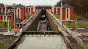 Miraflores is the name of one of the three locks that form part of the panama canal, and the name of the small lake that separates these locks from the pedro miguel locks upstream. Schleuse Wikipedia