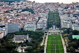 Большинство улиц продувается океанским ветром, поэтому жару не ощущаешь. Portugaliya Lissabon Gorod Velikih Moreplavatelej I Zheltogo Tramvaya