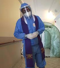 Ks. Marek zamieszkał z mieszkańcami DPS-u i siostrami: "Nie raz poryczałem  się w te gogle... Tam się dzieje Ewangelia"