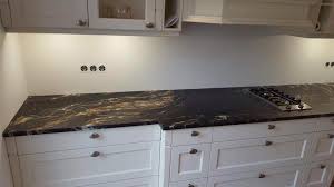 Lassen sie sich von den granit arbeitsplatten inspirieren, sie zaubern zeitlose eleganz in ihre küche. Diese Granit Arbeitsplatte Passt Einfach Perfekt In Der Kuche Unserer Kunden In Koln Belvedere Http Www Maasgmbh Kitchen Reno Kitchen Kitchen Cabinets