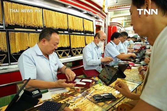 ทองราคาพุ่ง ร้านทองเยาวราชคนแน่น บรรยากาศร้านขายทองวันนี้ ผู้คนแน่นขนัด  ส่วนใหญ่ต่อแถวรอซื้อทอง โดยราคาทองคำวันนี้ 29 มกราคม 2569 ยังทรงตัวระดับสูง  จากประกาศสมาคมค้าทองคำ ณ เวลา 09.17 น. ทองรูปพรรณขายออกบาทละ 82,200 บาท ขณะ ที่ทองคำแท่งขายออก 81,400 บาท ...