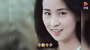 台湾70年代王时政执导的爱情文艺片“爱情九点零三分“之主题曲“巧遇“，由翁清溪作曲，崔苔菁主唱。电影由林凤娇与邓光荣领衔主演。