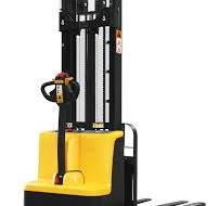 Wide leg electric stacker WSS15H