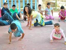 Con una cartulina podéis preparar un tablero con agujeros por el que los peques en el enlace que se encuentra debajo de la imagen veréis algunos ejemplos de las formas que se pueden realizar. Todos A Jugar Coleccion De Juegos En El Piso Sentados Acostados De Rodillas