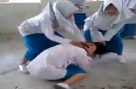 Salah satu kesan buli adalah apabila mangsa menjadi terlalu takut untuk pergi ke sekolah. Viral Kes Buli Kini Merebak Sehingga Ke Peringkat Sekolah Rendah Apa Nak Jadi