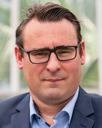 Zwendel met vergunningen, luie wethouders en boottochtjes: dit staat in het  boek van Richard de Mos