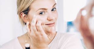 Get inspired by our community of talented artists. Charlotte Kuhrt Verrat Ihre 10 Beauty Basics The Curvy Magazine