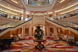 The queen's room seats 1,100 and spans the full width of the vessel. Unterschied Zwischen Queen Mary 2 Und Queen Elizabeth Die Weltenbummler