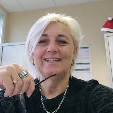 Zoom aujourd'hui sur la pétillante Coco MOLINA ! Corinne occupe le poste  d'assistante administrative depuis 2 ans. Principalement en charge de la  facturation, elle manie les factures avec une main…