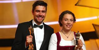 Im alter von zwei oder drei jahren hätte er das erste mal in begleitung seiner eltern auf langlaufskiern gestanden, berichtet johannes, und fasziniert von den eindrücken der vierschanzentournee in. Laura Dahlmeier Kommt Im Dirndl Und Macht Rydzek Ein Angebot Bei Wahl Zum Spotler Des Jahres Express De
