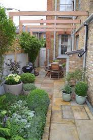 9 Fabulous Side Yard Garden Design Ideas And Remodel Small Courtyard Gardens Courtyard Gardens Design Small Backyard Landscaping