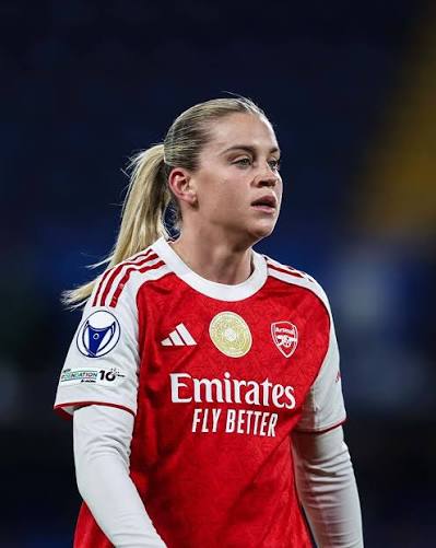 Alessia Russo loves Arsenal ❤️ At today's Grand Prix, she might've be  wearing blue, but she's made it crystal clear where her loyalties lie😅  Arsenal through and through🙌