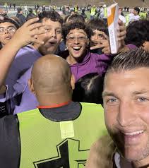 Tebow speaks at Fields of Faith; draws youth from around Basin