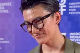 Actor who left for Australia just for his girlfriend, caught working at a  shopping mall (+photos)