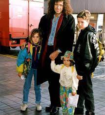 He uses a guitar he built himself with the help of his father. Brian May Zdjecia Brian May Queen Freddie Mercury Queen Brian May