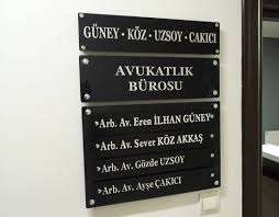 Uygul Reklam Siyah Pleksi Uzerine Aynali Kapi Onu Isimlik 2020 Totemler Harf Reklam