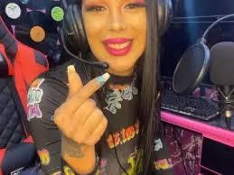 Jessica Maciel's Instagram, Twitter & Facebook