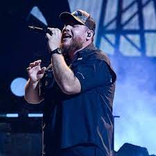Luke Combs' impressed reaction to Chris Stapleton's male vocalist CMA win  goes viral - Good Morning America