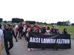 Dilansir dari kompas.com, klitih berasal dari bahasa jawa yang ada dalam kamus bahasa jawa sa mangunsuwito yang artinya tidak berdiri tunggal, . Polres Sleman Operasi Jalanan Antisipasi Aksi Klitih Star Jogja Fm