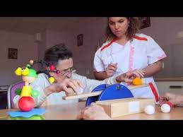 Guide Des Maisons De Retraite Plaisir De Jouer Une Realite Chez Les Personnes Atteintes De Maladie Alzheimer Animation Pour Personnes Agees Gerontologie