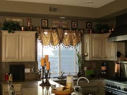 بالصور ستائر مطبخ بأشكال أكثر كلاسيكية و أناقة استلهمي ديكور مطبخك منها