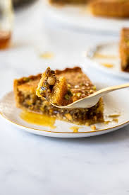 Si trova spesso all'interno di una torta o di una crostata, insomma di un dessert da gustare a merenda o a colazione, magari insieme a del tè o a del latte. Torta Al Miele E Baklava