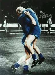 Man Utd 4 Benfica 1 In May 1968 At Wembley George Best Helps Bobby Charlton Celebrat Manchester United Football Club Bobby Charlton Manchester United Football