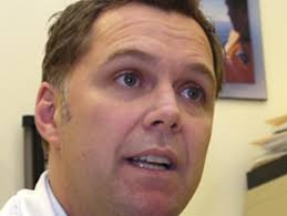 Un brillant neurochirurgien part pour les États-Unis