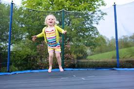 Das trampolin wurde gerne genutzt, einige sticker sind noch drauf. Ein Trampolin Im Garten Bringt Kinderaugen Zum Strahlen Zuhause Bei Sam