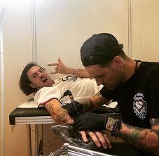 Encore Un Tatouage Il S Arrete Quand Romeo Elvis Elvis Mots D Amour