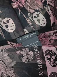 Welcome to the official online flagship for the alexander mcqueen fashion house. Alexander Mcqueen Skull And Floral Print Silk Foulard Ø±ÙˆØ³Ø±ÛŒ 4589323030q1072