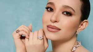 Come Audrey Hepburn, Mikey Madison festeggia Tiffany & Co.: «Ho così tanti  sogni che è impossibile scegliere»