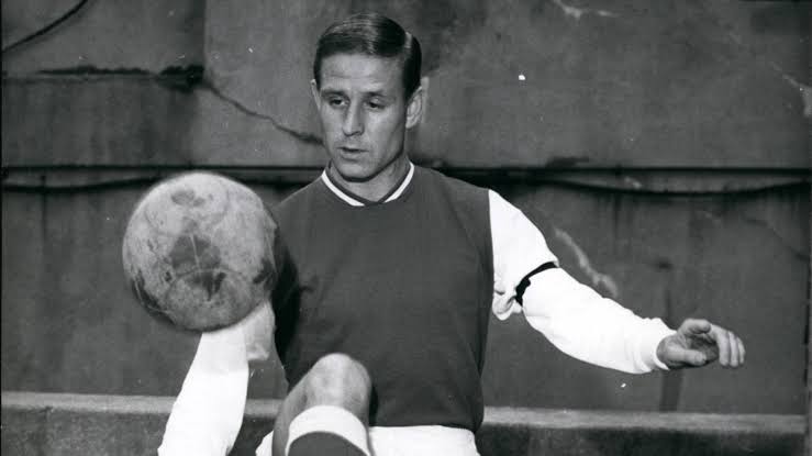 Décès de Raymond Kopa : une minute de silence et de nombreux hommages