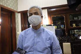 Ganjar pranowo, politikus pdi perjuangan yang kini menjabat sebagai gubernur jateng menceritakan masa lalunya yang. Beredar Info Denda Tilang Masker Di Jateng Ganjar Saya Tidak Tahu Timlo Net