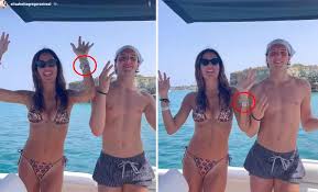 Explore quality entertainment images, pictures from top photographers around the world. Elisabetta Gregoraci Polemica Al Veleno Al Mare Con Bracciali Di 14mila